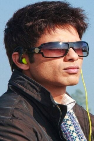 Shahid Kapoor: The Stylish Star 🌟