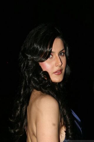 Zarine Khan: A Glimpse of Glamour ✨