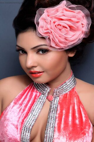 Radiant Elegance: Komal Jha's Glamorous Glow 🌸✨