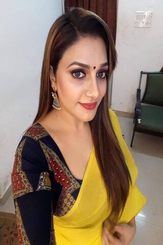 Rimy Tomy: A Radiant Elegance in Yellow 🌟