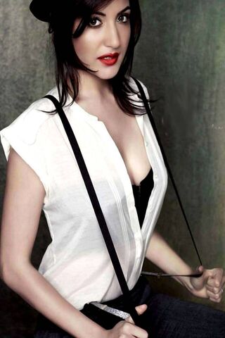 Chic Elegance: Anushka Sharma's Stunning Style