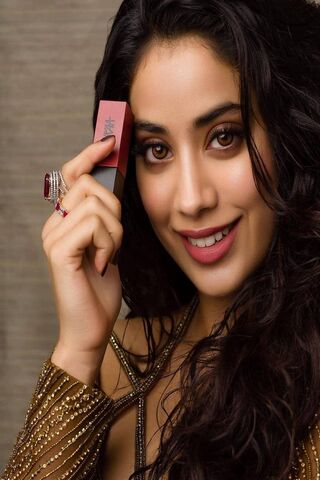 Radiant Glam: Janvi Kapoor's Beauty Secrets Revealed! ✨💄
