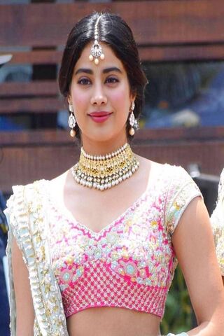 Elegance Personified: Jahangir Kapoor's Glamorous Look ✨