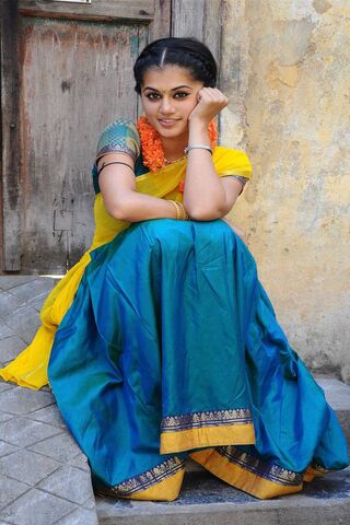 Radiant Elegance: Tapsee's Traditional Charm 🌼✨