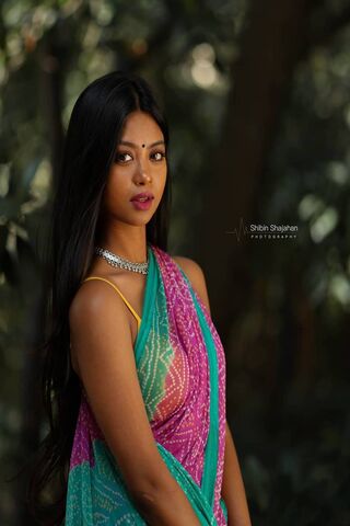 Shaun Romy: Elegance in Color 🌸✨