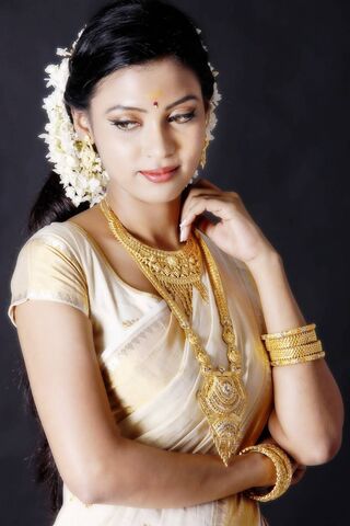 Elegance Personified: Karriena Shah in Traditional Splendor