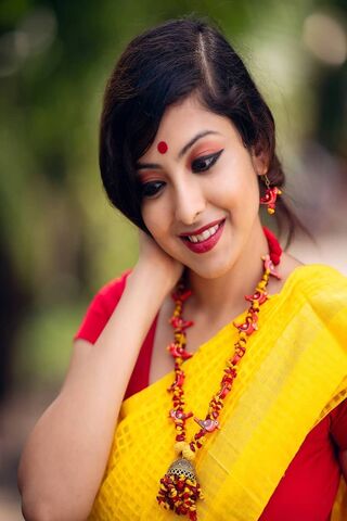 Elegance in Yellow: The Charm of Arunima Hazara 🌼✨