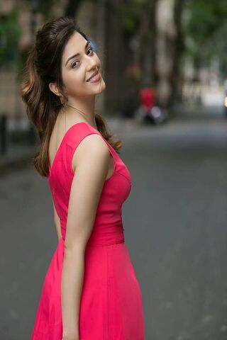 Radiant Charm: Mehreen Pirzada in Pink 🌸