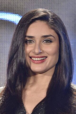 Radiant Charm: The Allure of Kareena Kapoor ✨