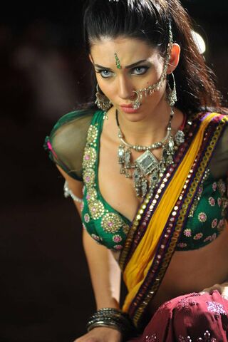 Glamour in Traditional Elegance ✨