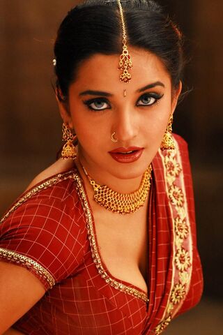 Radiant Elegance: A Glimpse of Indian Beauty 🌺✨