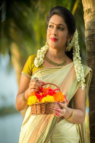 Elegance of Kerala: A Floral Embrace 🌺
