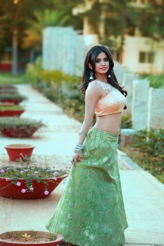 Graceful Elegance in Traditional Attire 🌸