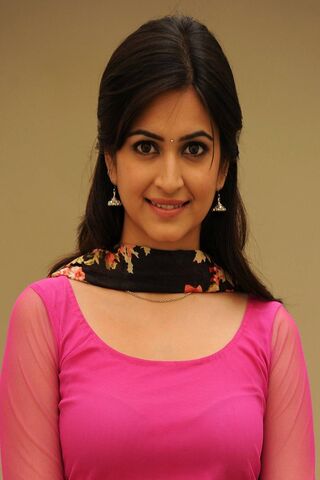 Radiant Charm: The Allure of Kriti Karbanda 🌟