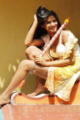 Vibrant Celebrations: Poonam Pandey's Holi Delight 🌈🎉