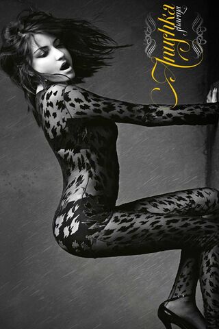 Bold Elegance: A Stunning Fashion Statement