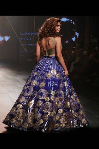 Glamour on the Runway: Bollywood Elegance 🌟