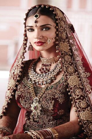 Elegance in Tradition: Amy Jackson's Regal Look ✨👑