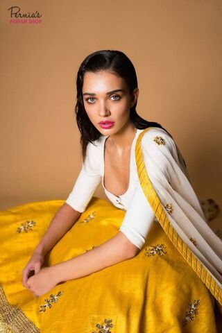 Elegance in Yellow: Amy Jackson's Stunning Look