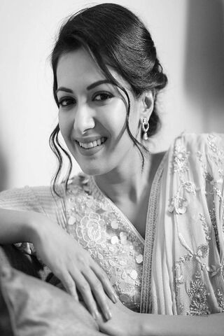 Elegance in Monochrome: Caterina Tresa's Timeless Charm