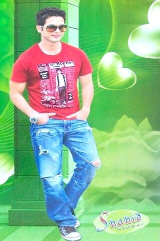 Shahid Kapoor: The Stylish Star 🌟