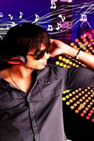 Shahid Kapoor: The Beat of Bollywood 🎶