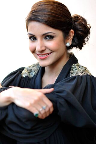 Elegance Personified: Anushka Sharma's Glamorous Look ✨