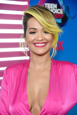 Rita Ora Shines at the Teen Choice Awards 2017! 🌟
