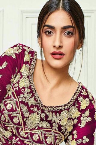 Elegance in Tradition: Sonam Kapoor's Stunning Look