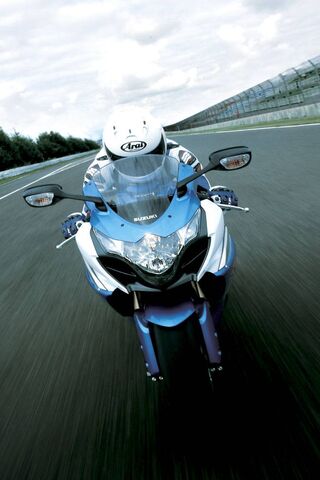 Speed Demon: The Suzuki GSX-R in Action! 🏍️💨