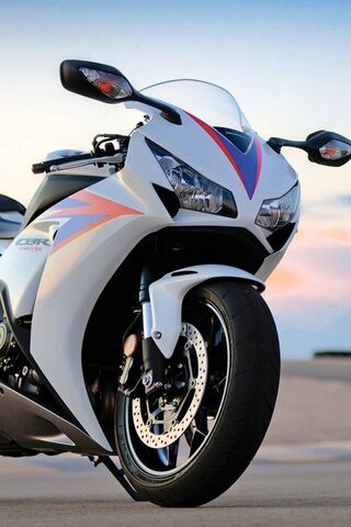 The Thrill of the Honda CBR: A Sportbike Legend 🏍️✨