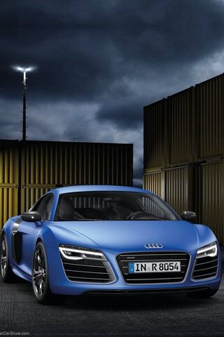 The Bold Elegance of the Audi R8 🚗✨