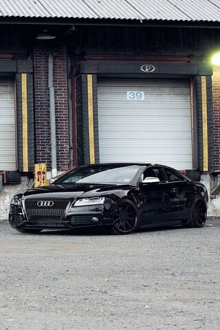 The Bold Elegance of the Audi RS5 🚗✨