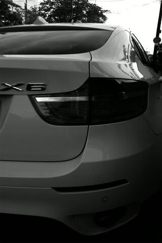 Sleek Power: The BMW X6 in Action 🚗✨