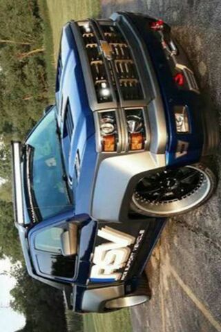 Power and Style: The Chevrolet Silverado in Action! 🚗💨