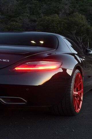 The Iconic Mercedes SLS AMG: A Masterpiece of Performance 🚗✨