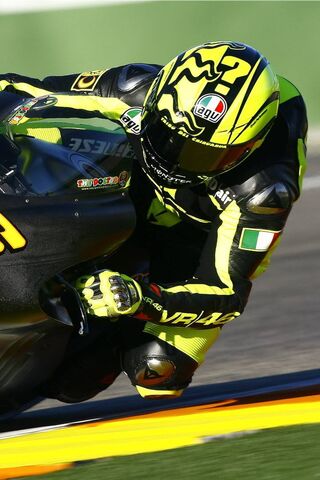 Racing in Style: The Bold Yellow Motorcycle 🏍️💨