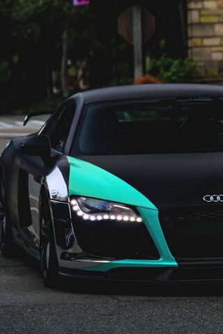 The Bold Beauty: Audi R..