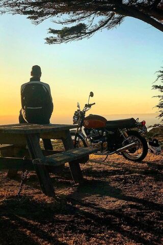 Chasing Horizons: The Royal Enfield Experience 🌅🏍️