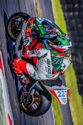 Racing Spirit: Piloto in Action! 🏍️🇲🇽