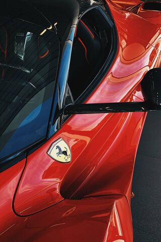 Sleek Elegance: The Curvy Laferrari 🚗✨