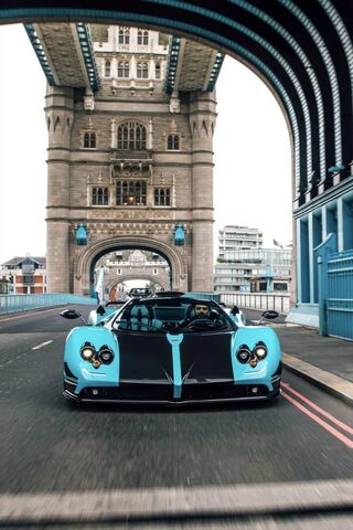 Pagani Zonda: A Masterpiece on the Move 🚗✨