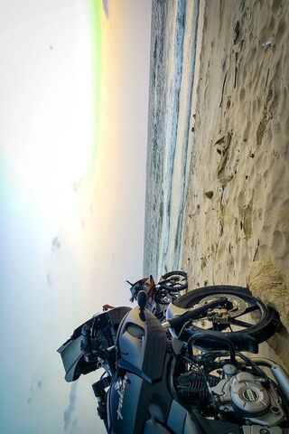 Pulsar 220: The Beachside Cruiser 🏍️🌊