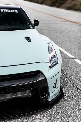 Nissan GT-R R35: The Apex Predator of the Streets 🏎️💨