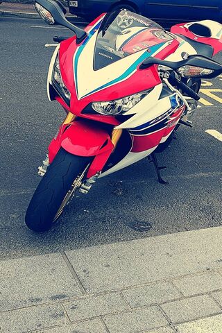 The Thrill of the CBR Fireblade: A True Speed Demon! 🏍️🔥