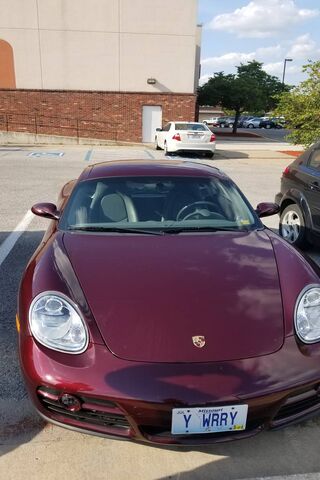 Porsche Passion: A Crimson Beauty on Wheels 🚗❤️