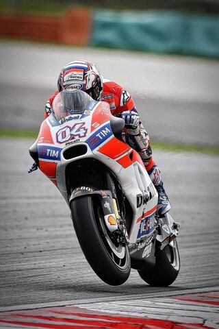 Dovizioso's Thrilling Ride 🏍️💨