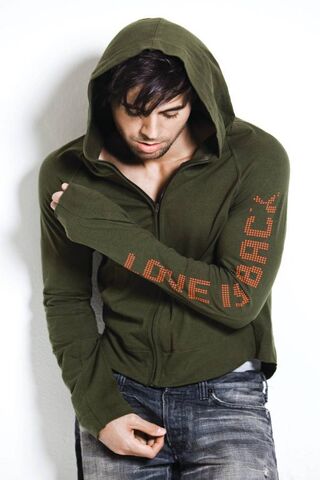 Enrique Iglesias: The Heartthrob in Style 💚