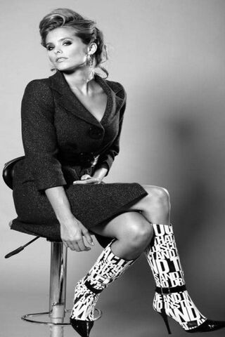 Chic Elegance: A Modern Muse