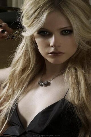 Avril Lavigne: The Pop Punk Queen 🌟
